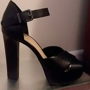 🖤Black Gianni Bini platform heels🖤